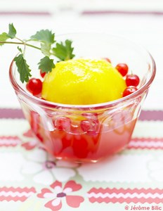 Pêches fraîches aux groseilles pour 4 personnes - Recettes - Elle à Table