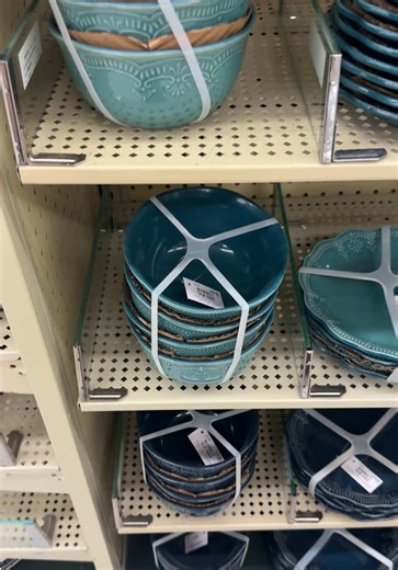 Choosing Between Plastic and Ceramic Color Bowls