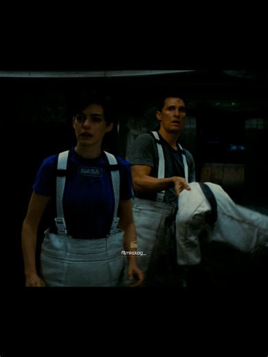 🎬 Yıldızlararası (Interstellar) – 2014 📌 Film Hakkında Kısa Bilgi: Yakın bir gelecekte dünya, kuraklık ve dev toz fırtınaları nedeniyle yok olma tehlikesiyle karşı karşıyadır; tarım bitmekte ve oksijen tükenmektedir. Eski bir NASA pilotu olan Cooper, ailesini ve insanlığı kurtarmak adına gizli bir göreve seçilir. Bir grup bilim insanıyla birlikte, insanlığın yaşayabileceği yeni bir gezegen bulmak için Satürn yakınlarında keşfedilen gizemli bir solucan deliğinden (wormhole) geçerek başka bir ga