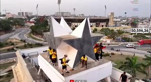 IshowSpeed sur le toit de "Independence Square " (Black Star Square) à Accra 🇬🇭. | LOME BUZZ ACTU II