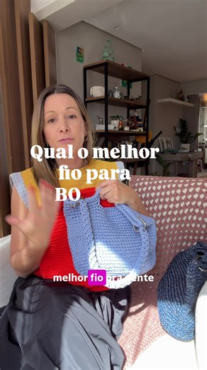 Sempre recebo essas perguntas, de qual o melhor fio para os projetos e na verdade o que realmente importa são as características que você quer para suas peças. Cada fio vai trazer texturas, toques, pesos, estruturas específicos da sua composição. Fazer essas escolhas que vai fazer com que o seu trabalho tenha as suas características. Por isso que nos meus cursos eu incentivo e mostro essas possibilidades, para que minhas alunas saibam e consigam fazer as suas próprias escolhas! Ambas bolsas você
