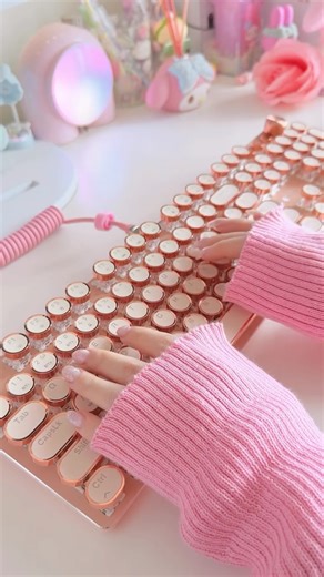 Mei Melody on Instagram: "My new keyboard from @eweadn_gear is a typewriter keyboard that feels so vintage yet luxurious with its gold accents. I love full layout keyboard for work, and with this keyboard, work feels less like work ✨ I’ve always wanted to try typewriter style keyboard and I’m so happy with this one 💗 The keyboard is compatible for both windows and Mac, with tri mode connection. It can be connected to 5 devices. There are kickstands on the back so it’s ergonomic. Pink switch Tot