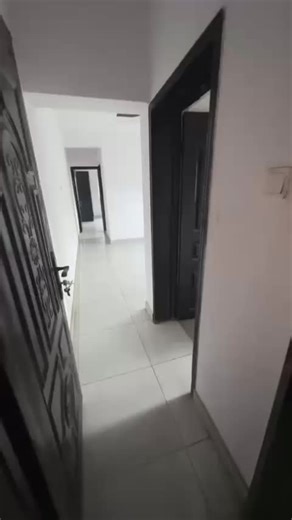 🏠 Upstairs 1-Bedroom Flat for Rent – Lekki-Ajah, Lagos 🔊Direct from Owner – No Middleman Property Features: 🏡 Spacious 1-bedroom flat in a fenced and gated compound 💧 Constant running water with overhead tank 🍽️ Fully fitted kitchen setup 🧥 Wardrobes in all rooms 🛡️ 24/7 security guard on site ✨ POP ceiling and modern interior finish ⚡ Prepaid electricity meter with steady power supply 🌿 Serene and peaceful environment 🪟 Windows with protective nets 📍 Location: Lekki-Ajah, Lagos 💰 Ren