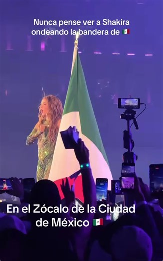 Shakira ondeando bandera mexicana 🇲🇽 en el zócalo #zocalocdmx🇲🇽 #shakira #banderamexicana🇲🇽 #México #viral