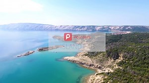 The happy Island of Rab has more sand beaches than any other place in the Adriatic sea with some of the cleanest and clearest sea imaginable. 💙 | Pointers Travel