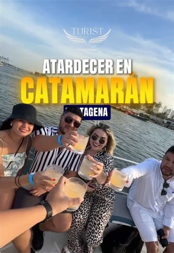 🌅 Atardecer en Catamarán por la bahía de Cartagena ⛵ Ver el sol caer desde el mar, con la brisa caribeña, música suave y bebidas ilimitadas, es una de las experiencias más especiales que puedes vivir en Cartagena. El catamarán navega por la bahía entre las 5:00 y 7:00 p. m., regalándote vistas únicas del skyline, la ciudad amurallada y un atardecer simplemente inolvidable. Si quieres vivir este plan sin complicaciones, con Turist Angel puedes hacer tu experiencia de atardecer en catamarán con c