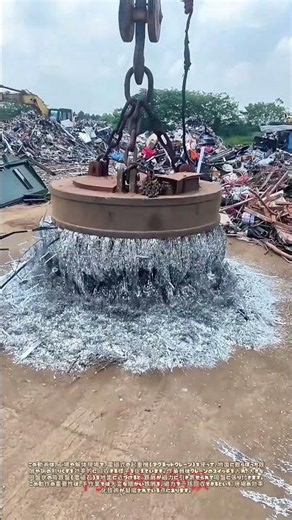 磁力で舞い上がる鉄粉：電磁起重機が吸い寄せる地中の屑