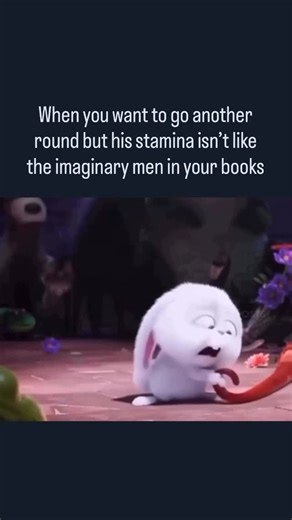 Delusional Dragons | Book Memes and Reviews on Instagram: "✨ 📚 ✨ . . . 日本利用压电瓷砖将脚步转化为电能。这些瓷砖捕捉来自你脚步的动能。当你行走时，你的重量和动作会对瓷砖产生压力。瓷砖会轻微弯曲，从而产生机械应力。瓷砖内部的压电材料将这种应力转化为电能。每一步都会产生少量电荷，而数百万步结合在一起就能产生足够的电力来驱动 LED 灯、数字显示屏和传感器。在像涩谷车站这样繁忙的地方，每天大约有 240 万个脚步为这一系统作出贡献。这些电能可以被储存或立即使用，从而减少对传统电力来源的依赖，并支持可持续的城市基础设施。这种方法将日常运动转化为实用的可再生能源 #日本 #知识 #事实"