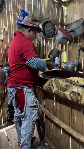 Don Manuel preparando el desayuno nosotros tabien podemos no tan solo las mujeres