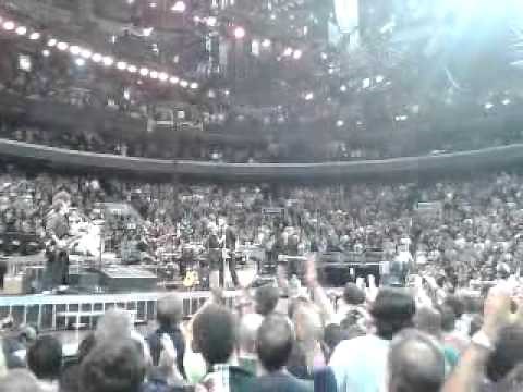 BRUCE SPRINGSTEEN & ADELE DANCING IN THE DARK (PHILLY 29-03-2012)
