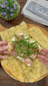 Pizza bianca farcita con formaggio spalmabile speck e rucola 😋 Dopo aver amalgamato gli ingredienti in una ciotola far lievitare fino al completo raddoppio. Poi prelevare una porzione di impasto rovesciarlo su una teglia ben unta, allargarlo con le dita, condire con olio sale e rosmarino. Cuocere in forno in modalità statica alla temperatura massima. Una volta cotta farcire a piacere. Queste dosi sono all’incirca per 8/10 persone, se necessario dimezzarle oppure l’impasto che avanza può essere 