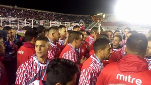 #EntregaDeCopa El Gallito recibió la copa de campeón de la Primera "B", temporada 2016/17 Salud, Gallito!! #DaleCampeón | Club Deportivo Morón