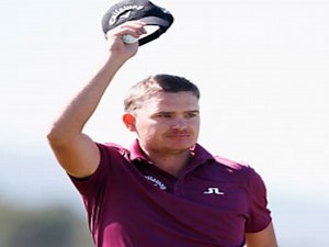 James Morrison shows golfers around the world how to properly handle a bad break