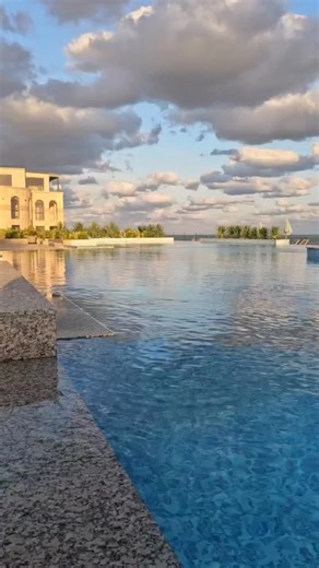 Irina Glöckler on Instagram: "„Stell dir vor, du wachst auf – erste Reihe Wasser. Direkt an der Schwarzmeerküste in Bulgarien 🌊 Dieses Haus ist nicht nur ein Traum… es ist eine Kapitalanlage, die Geld bringt. Bei Kurzzeitvermietung 👉 rund 100 Euro pro Tag 👉 das sind bis zu 3.000 Euro im Monat Oder lieber entspannt und passiv? Langzeitvermietung: ca. 1.500 Euro im Monat. Und jetzt das Entscheidende: Solche Immobilien, erste Reihe am Wasser, stehen heute preislich noch nah beieinander. Das hei