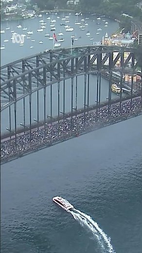 Thousands of pro-Palestinian protesters cross Sydney Harbour Bridge | ABC NEWS