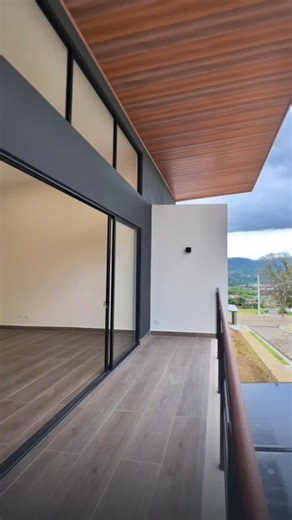 La mayoría invierte en una casa para vivir tranquilo, pero el proceso se vuelve una pesadilla porque nadie explica nada. El Condominio Acqua, ubicado en San Juan de La Unión, cambió eso. La Sesión Exploratoria Acqua fue creada para darle: ✔ Acompañamiento humano y profesional ✔ Información clara sobre el proyecto y su entorno ✔ Explicación del proceso de compra, sin letra pequeña ✔ Orientación según sus objetivos y prioridades ✔ Respaldo real de un equipo con experiencia ✔ Un proceso simple, ord