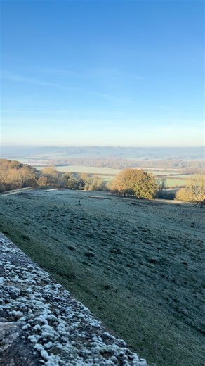 Rockingham Castle frozen in time ❄️ 🏰 #rockinghamcastle #christmas #castlegardens #frostymorning #frosty #wintermorning #wintermornings #frost #rockinghamcastlegardens #garden | Rockingham Castle