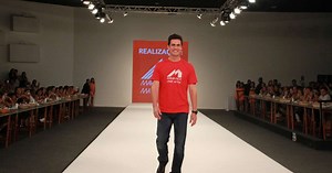 Carlos Casagrande desfila em shopping de Fortaleza