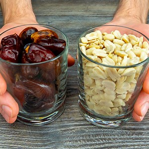 34K views · 207 reactions | Zor tarifleri unutun! Yılbaşı gecesi için ideal tatlı 5 dakikada hazır Malzemeler: yerfıstığı: 200 g hurma kurusu: 300 g susam: 30 g eritilmiş beyaz çikolata: 90 g eritilmiş bitter çikolata: 30 g sıcak su: 1 l Içecek: siyah çay: 25 g tarçın: 10 g vanilya özü: 5 ml bal: 25 g | Cookrate - Turkey | Facebook