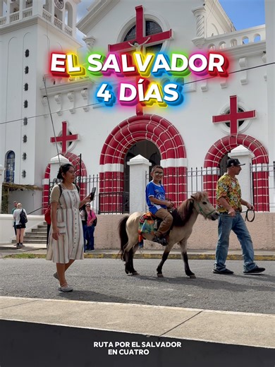 ¿Harías esta ruta por El Salvador en 4 días? 🇸🇻✨ En este vídeo recorremos algunos de los lugares más increíbles del país: volcanes, pueblos con encanto, historia maya, naturaleza y vibra salvadoreña 🌿 Algunos de los puntos que aparecen en la ruta: • Ruta de las Flores 🌸 • Joya de Cerén (la Pompeya maya) 🏛️ • Volcán de Santa Ana 🌋 • Lago de Coatepeque 💧 • Playa del Tunco 🌊 El Salvador es pequeño en mapa… pero con mucho que ofrecer. En pocos kilómetros pasas del café de montaña al océano, 