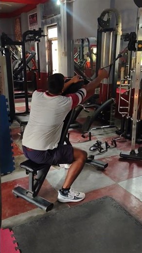 single arm cable rowing. #fitnessmotivation