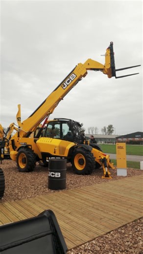 Discover why you need the JCB 540-140 Loadall equipped with AI safety automation, Intellisense, on your site at PlantWorx Construction Exhibition. | JCB