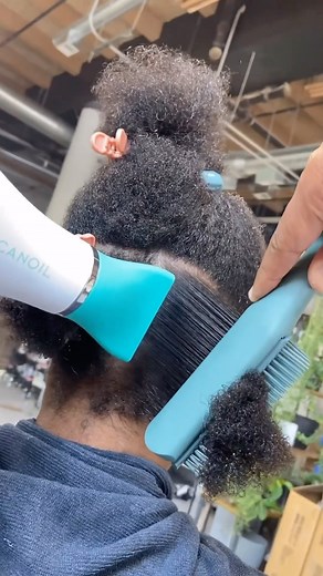 The Official 4C Hair Community on Instagram: "This was so satisfying to watch  #diy #4chair #silkpress follow @4chairdaily for more ❤️ • Chicago Master Stylist @johnwgeorge #silkpress #chicago #4chairdaily"