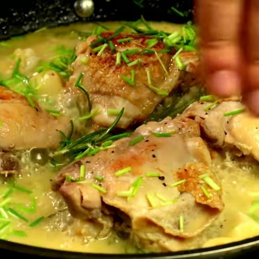 Pulpe de pui la tigaie în sos de vin alb