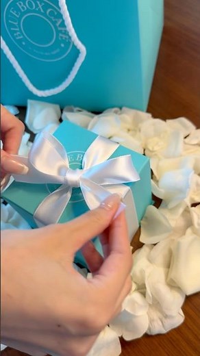 Tiffany Blue Box Café by Natsuko Shoji Takeout cake unboxing at Conrad Tokyo 銀座ティファニーカフェ テイクアウトケーキ開封