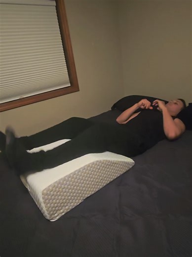 Struggling with snoring, acid reflux, or neck pain at night? 😴 This wedge pillow for sleep apnea and post-surgery recovery helps elevate your upper body for better breathing, improved circulation, and reduced pressure on your neck and back. Perfect for side sleepers, back sleepers, and anyone needing extra support while resting or recovering. Supportive. Comfortable. Game-changer for better sleep. 👉 Link in comments below #WedgePillow #SleepBetter #NeckPainRelief #PostSurgeryRecovery #SleepSup