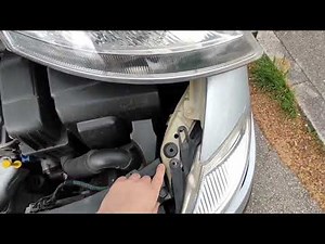 How to disassemble the front headlight of the Citroen C3.