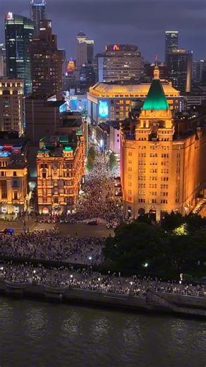 That iconic Shanghai split-screen view is always a vibe. 🏙️ On one side, Lujiazui’s glow and the pearl-like tower; on the other, the gilded row of historic buildings along the Bund. The perfect night begins with a slow wander right here between two eras of light. ✨ 📸: 朱飞 Share the magic moment of Shanghai you captured and tag #ipshanghai to be featured. . . . . #shanghai #shanghaitrip #HappyNewYear #shanghailife #shanghaitravel #ShanghaiCityWalk #trip #tripinchina #china #chinalife #chinatrip 
