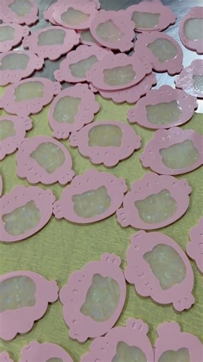 @lemonschunksoffical on Instagram: "🍬💖 Candy Pink Hair Claw Clip Playing with this magical liquid while piecing it together ✨ Each candy-colored segment is carefully assembled into a cute claw clip, full of handmade charm, sweet and dreamy~ #Lemonschunks #hairAccessory #hairclawclip #hair #hairclaw #smallbusiness #womanownedsmallbusiness #Hairaccessories #Hair #hairstyle #frenchbarrette #clips #candyhairclip #pinkhairclip #handmadehairclip #sweetstyle #dreamyhair #girlyhair #playfulhair #daily