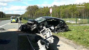 Glück im Unglück hatte eine Frau mit ihren Kindern bei einem schweren Unfall am Sonntagnachmittag auf der A9 zwischen Dittersdorf und Triptis. Die Leitplanke bohrte sich direkt durch den Fahrerraum, verfehlte die Mutter nur knapp. | MDR Thüringen