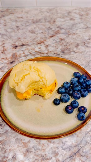 10/10🍳💛 #breakfast #cooking #biscuitsandwich #eggsandwich #blueberry #homemade #eat #asmr #cook