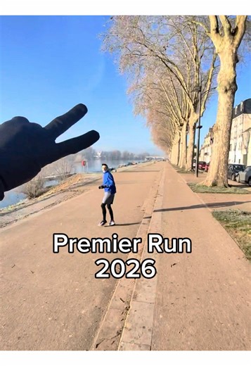 01 janvier : décrassage général 🚀 Run avec @willmthz (fraîchement remis de la grippe) \t•\tle jeune golden de @tutaup_art (trop mignon, pas assez entraîné) 🐶 Après un 31 fêté comme il faut — on n’est pas des Allemands 🍾 — le plan c’était simple : 40 minutes, quelques accélérations, du soleil, du froid et les quais d’Orléans juste magnifiques 🌞❄️ Le golden a explosé à 5 km sur une pointe de vitesse… Résultat : pauses, squats, fentes, fous rires Le sport c’est aussi ça : kiffer le moment ✌️ Bo