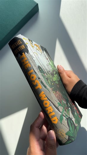 ⚠️ Danger! Dinosaurs ahead… 🦖 30 years on, Michael Crichton’s The Lost World still delivers the science, suspense and heart-racing thrills of its legendary predecessor, Jurassic Park. With cinematic illustrations by Vector That Fox, the adventure on Isla Sorna is yours to experience. 🌿 https://www.foliosociety.com/the-lost-world | The Folio Society