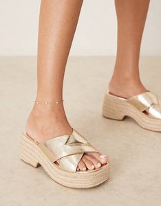 ASOS DESIGN - Toy - Chaussures compensées larges à brides croisées - Doré | ASOS