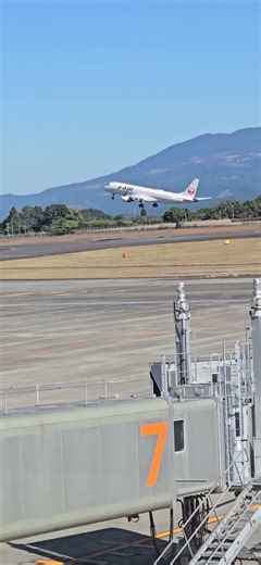 青空に向けて離陸するジェイエアE190機🛫
