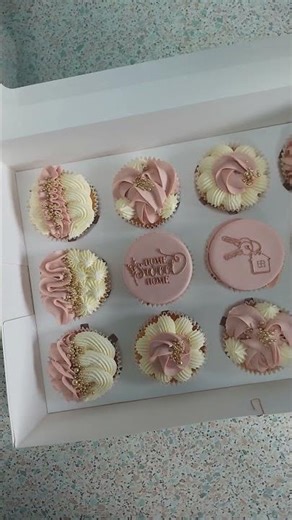 Pretty dusky pink cupcakes| Buttercream| Decorating techniques and Ideas| Flowers| Rose|