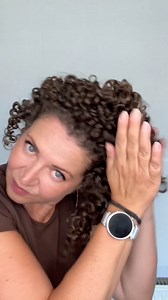 172K views · 746 reactions | Aplauze pentru parul cret  Nu inteleg de ce toata lumea fuge de crusta. Parul pare sarmos, da… doar pana o spargi.✨ Acolo incepe magia. Cele mai misto bucle abia atunci apar. #parcret #buclerasfatate #SOTC #curlyhair #magie #aplauze #rutinaparcret | Păr creţ şi bucle răsfăţate | Facebook