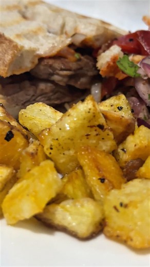 How to make a beef tenderloin sandwich with fire-roasted peppers 🥩🌶️🔥