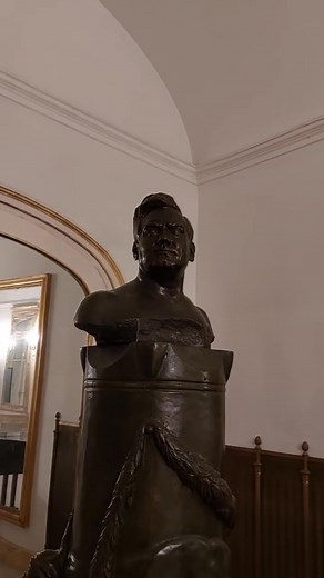 🔴 Assolutamente da non perdere una visita alla Casa Museo Enrico Caruso in via Santi Giovanni e Paolo n. 7 (quartiere Arenaccia, zona piazza Ottocalli), proprio nella casa in cui nacque il grande tenore Enrico Caruso (25 febbraio 1873 - 2 agosto 1921) 😍🎼 Cimeli, lettere, caricature, grammofoni d'epoca, dischi... tutta la bellezza del canto potente e melodioso del Tenorissimo 😍👏🏼 Vi aspettiamo! ♥️♥️♥️ 📽 Giovanni Raso Napoli e il Mediterraneo #enricocaruso #napoli #opera | Napoli, la città 