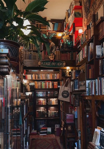 Bookshop wanders.. Slow wanders on rainy days around my favourite bookshops and this one is a particular favourite. Did I leave with yet another bookshop tote bag? How could I not! A must stop when visiting Edinburgh! 📍 The Gently Mad