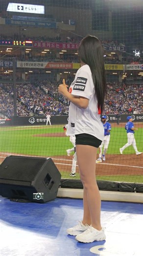 Cheerleader Kim Yeon-jeong giving Ha Ju-seok a light tap on the head #shorts #KimYeonjeong #Cheer...