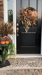 Muted orange continues to be a popular color for fall and easily pairs with other colors. Have you used muted orange yet?? I think this is the first year in a long time I’m really looking forward to Fall. The cooler sittin on the porch temps, the smell of crispness in the air, the transformation in nature, lots of apples, and the warm smell of spices. | Southern Charm Wreaths