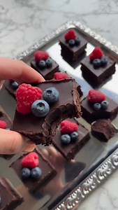 Opskrift på stor brownie med chokolade trøffellag bagt i bradepande🥳 Perfekt at servere til mange gæster, da kagen bages i en stor bradepande til ovnen. 🍫🍓🫐 👇🏻 LINK TIL OPSKRIFT I KOMMENTARFELTET👇🏻 #brownie #bradepandekage #trufflecake #chocolatecake | Frederikkewaerens