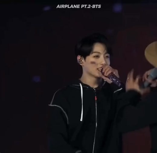Army BTS 7 on Instagram: "BTS- Airplane pt.2 Em "Airplane pt.2 (Live)", o BTS destaca sua admiração pela cultura mexicana ao mencionar diretamente o mariachi e a Cidade do México. O uso do termo "El mariachi" no refrão não é apenas uma homenagem à música tradicional mexicana, mas também simboliza o alcance global do grupo e sua conexão com fãs de diferentes partes do mundo. Essa ideia de união pela música é reforçada quando a letra cita cidades como Nova York, Paris, Tóquio e Brasil, mostrando c