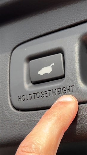 How to adjust the trunk height of the Honda CR-V?