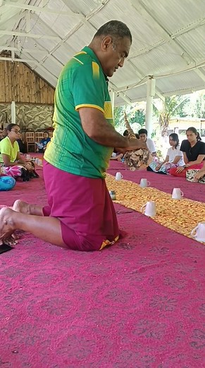 Mr Sale Sorovaki a parent and guardian of the SJSS YEAR 13S STUDENTS presenting their sevusevu to the vanua Nabukebuke♥️ Manakwa vakalevu na veivakaturaga taki weka, nu kalougata saka tiko♥️ #CulturalHeritage #InteriorOfFiji #MarauTiko #teambuilding #adventuretravel #farmtotable #MountainVibes #unplugged #communitysupport #paradise namosiecoretreat@gmail.com | Namosi Eco Retreat